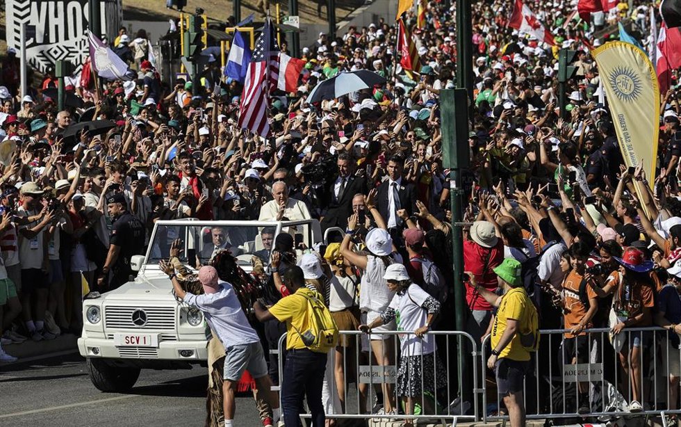 Archivo - El Papa durante su visita a la JMJ de Portugal en 2023