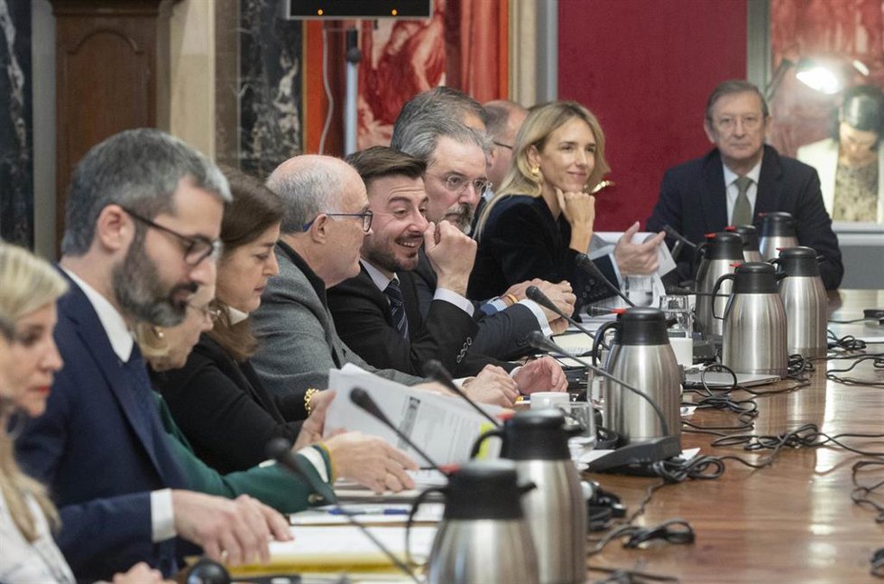 Archivo - La diputada del PP, Cayetana Álvarez de Toledo (2d), durante una reunión entre la Comisión de Venecia y la Comisión de Justicia, en el Congreso de los Diputados, a 8 de febrero de 2024, en Madrid (España). 