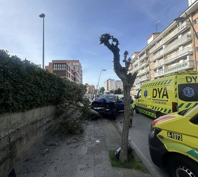 Un coche invade la acera, atropella a un peatón y se choca contra un árbol en Castro Urdiales.