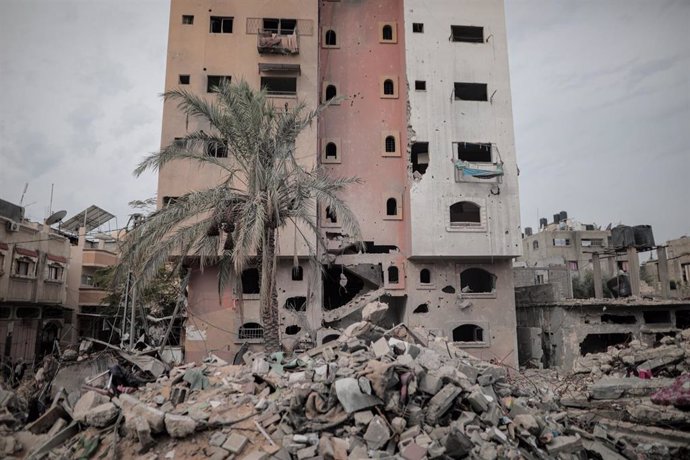Archivo - Imagen de archivo de un edificio tras ataques de Israel en Gaza. 