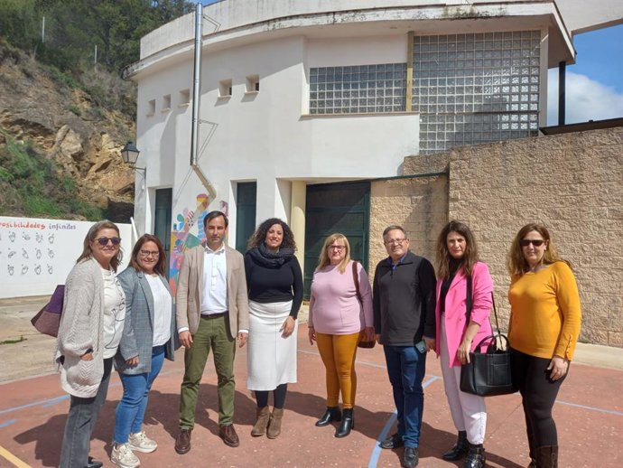 Visita del delegado territorial de Desarrollo Educativo y FP, Carlos Soriano, al colegio Tresfuentes de Linares de la Sierra.