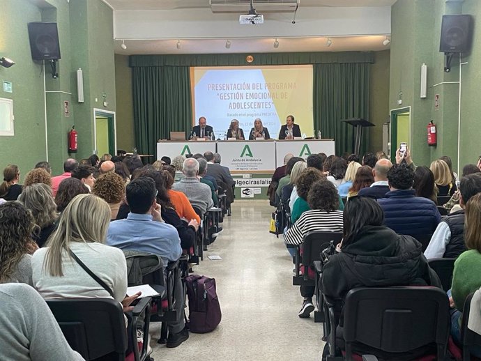 La delegada territorial de Salud y Consumo en la provincia de Cádiz, Eva Pajares, la delegada territorial de Desarrollo Educativo, Isabel Paredes, inauguran un encuentro de profesionales en torno al programa 'Predema'.