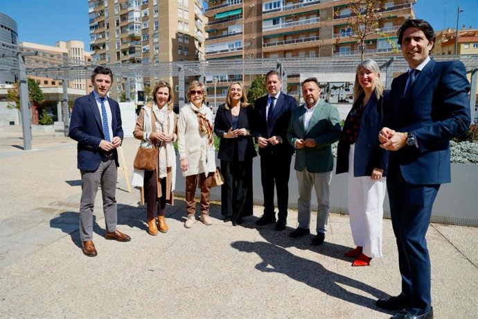Representantes municipales y familiares de Gerardo Cuerva padre en la plaza que lleva su nombre