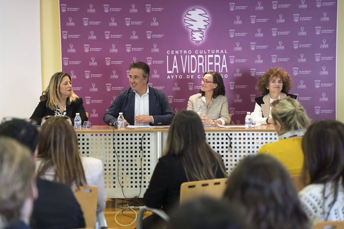 El alcalde de Camargo, Diego Movellán, firma con la presidenta de Unicef en Cantabria, Isabel Cubría, la renovación del municipio como Ciudad Amiga de la Infancia