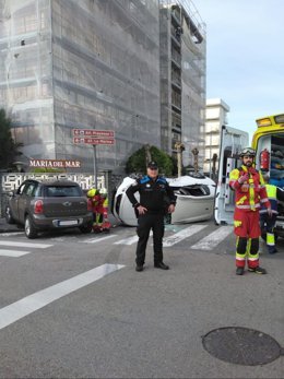 Colisión entre dos coches en el cruce de la calle República de Colombia con la avenida de Francia, en Laredo
