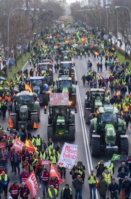 La manifestación de agricultores y tractores en el Paseo de la Castellana, continúa su marcha hacia la Oficina de la Comisión Europea en Madrid, 26 de febrero de 2024, en Madrid (España). 