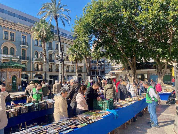 Archivo - Imagen del Mercadillo Solidario de la ONG Ayre Solidario en la plaza de Las Monjas de Huelva.