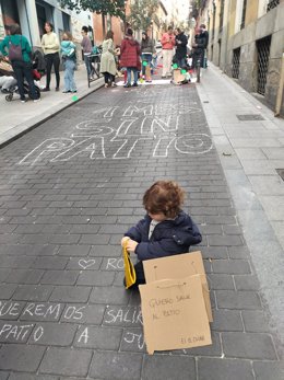 Sesenta niños de la escuela municipal de Lavapiés El Olivar llevan más de un mes sin patio por desperfectos del edificio colindante