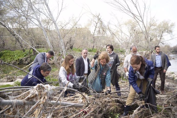 La Reina Sofía participa en Rivas Vaciamadrid (Madrid) en una recogida de 'basuraleza' de SEO/Birdlife y Ecoembes.