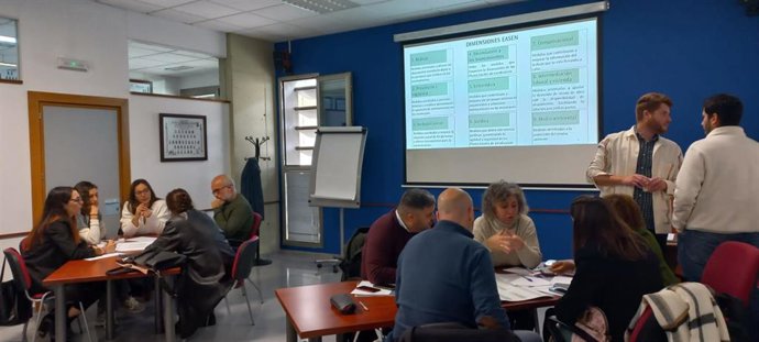 Imagen de la jornada de trabajo entre la Junta de Andalucía y las entidades sociales que trabajan con los asentamientos de Huelva.