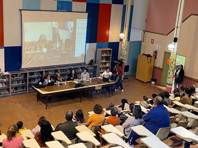 La delegada territorial de Desarrollo Educativo, Formación Profesional y Universidad, Isabel Paredes, reunida con las familias de los 102 alumnos de la residencia escolar Las Canteras, en Puerto Real (Cádiz), realojados en un hotel.