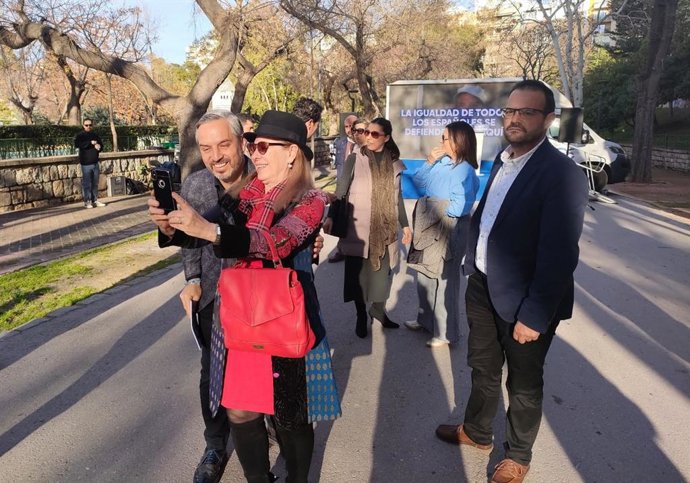 Juan Bravo (i) se toma una fotografía con una asistente al acto de la 'Ruta por la igualdad.