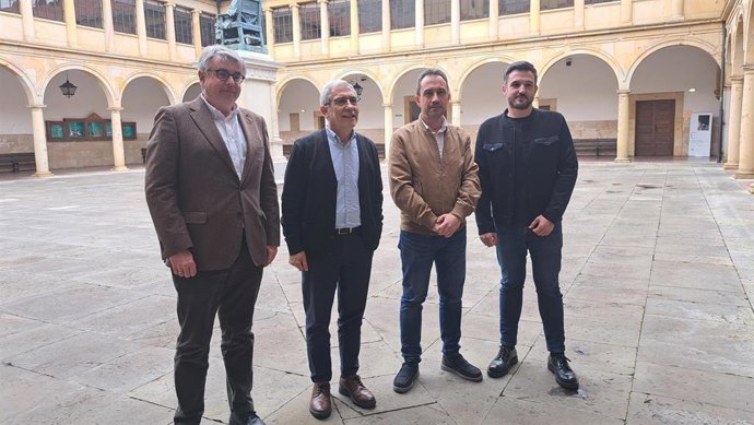 El director general de Ordenación del Territorio, Ignacio Ruiz Latierro, el concejal del Ayuntamiento de Oviedo Gaspar Llamazares, el consejero de Ordenación de Territorio, Ovidio Zapico, y el viceconsejero de Infraestructuras, Jorge García.