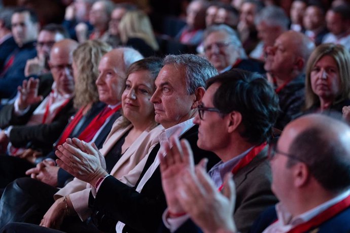 La vicepresidenta primera del PSC y presidenta de la Alianza Progresista de S&D, Iratxe García (4i), el expresidente del Gobierno, José Luis Rodríguez Zapatero (c); y el líder del PSC, Salvador Illa (2d), durante la apertura del 15 Congreso del PSC, en el