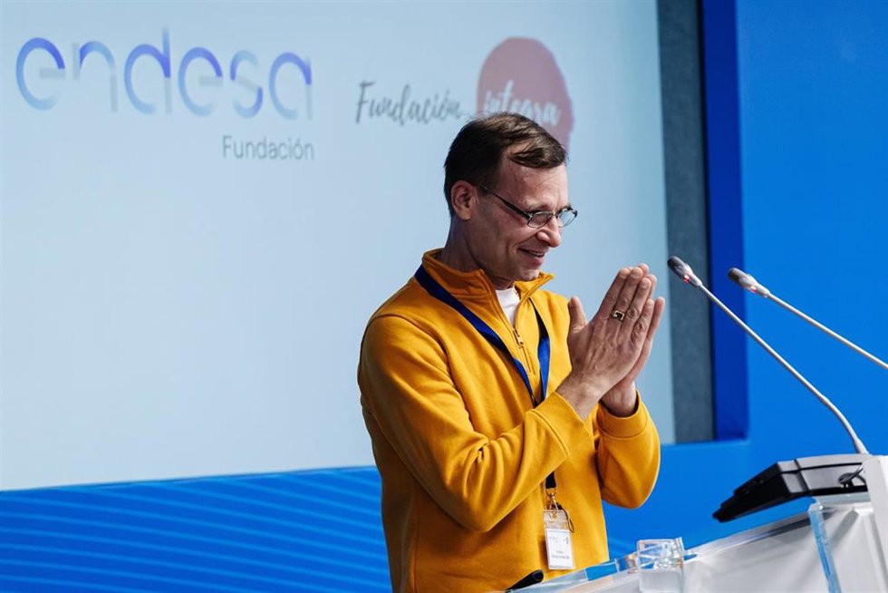 El beneficiario del programa Petronel Pavel; interviene durante el acto de inauguración de la octava edición del proyecto Cambiando Vidas, en la sede de Endesa, a 12 de marzo de 2024, en Madrid (España). 