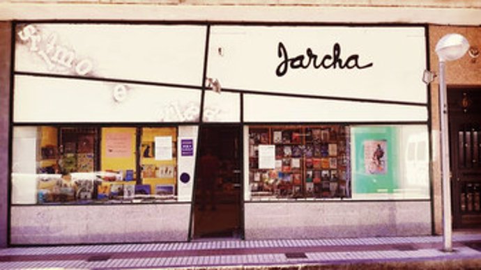 Recurso del escaparate de Librería Jarcha en Vicálvaro, cuyos 50 años de trayectoria han sido premiados por Cegal.