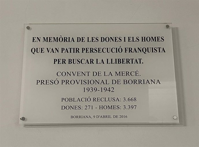 Placa retirada en Borriana (Castellón) en honor a las víctimas del franquismo