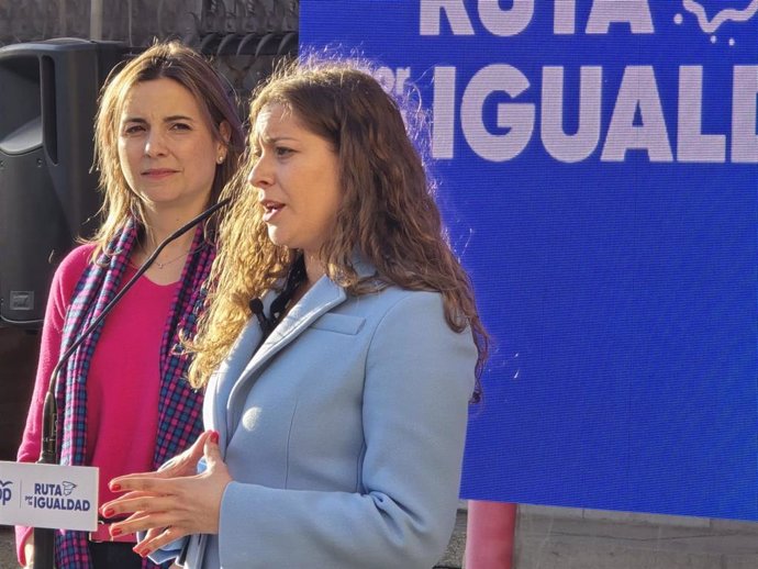 La secretaria de Sanidad y Educación de la ejecutiva nacional del PP, Ester Muñoz, interviene en el acto en presencia de la directora general de Relaciones Institucionales de la Junta de Castilla y León, Irene Muñoz
