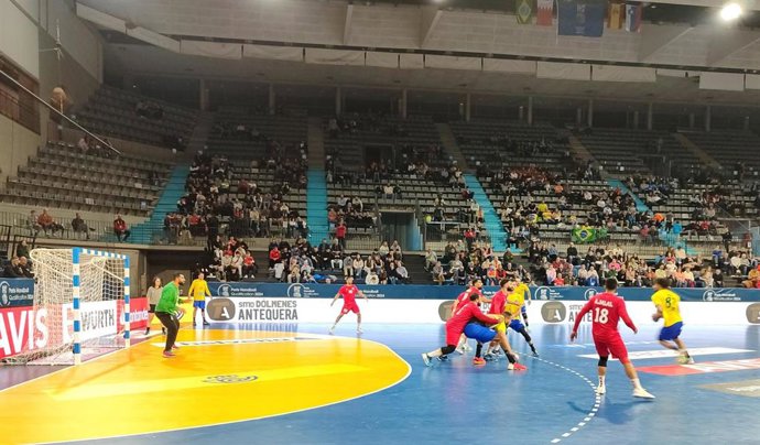 Partido entre Baréin y Brasil en el Preolímpico de balonmano de Granollers (Barcelona)