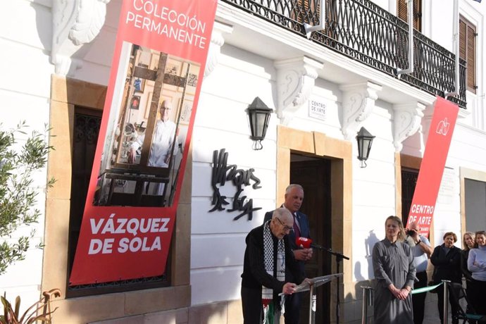 Andrés Vázquez de Sola se dirige a los asistentes al estreno de la colección.