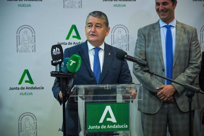 El consejero de la Presidencia, Interior, Diálogo Social y Simplificación Administrativa de la Junta de Andalucía, Antonio Sanz, en Trigueros (Huelva).