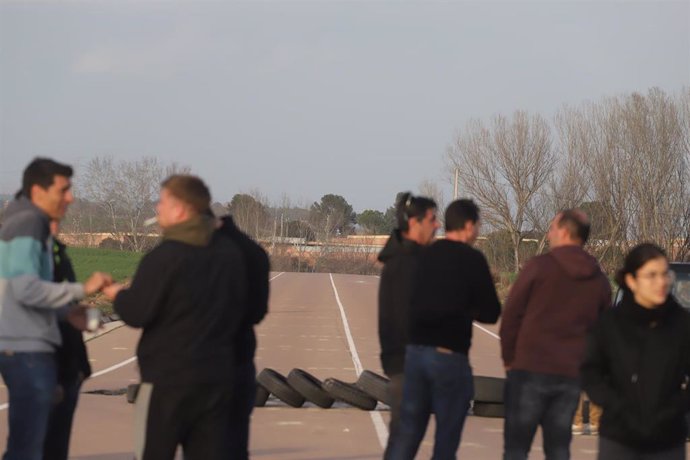 Decenas de personas durante las protestas que han provocado el corte de los accesos a la cárcel de Lledoners, a 15 de marzo de 2024, en Sant Joan de Vilatorrada, Barcelona, Catalunya (España). 