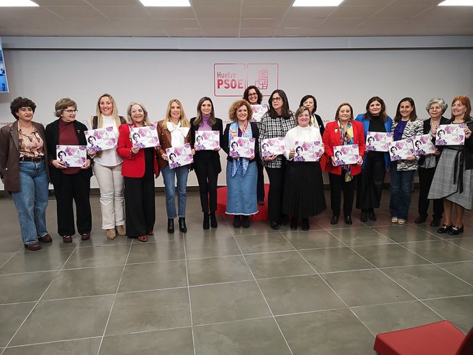 Foto de familia de las mujeres homenajeadas por el PSOE de Huelva.