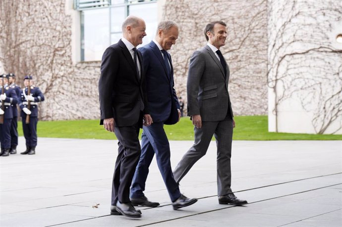 El presidente francés, Emmanuel Macron, el canciller alemán, Olaf Scholz, y el primer ministro polaco, Donald Tusk, en Berlín
