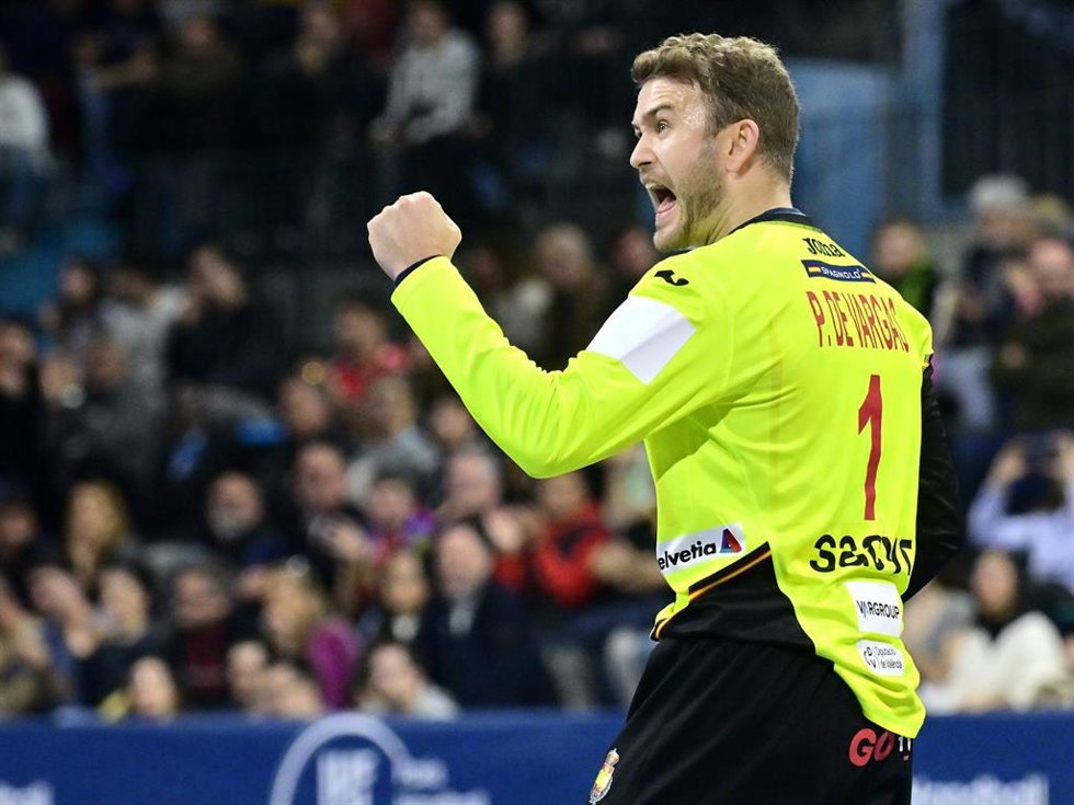 El portero español Gonzalo Pérez de Vargas celebra una parada en el partido entre España y Eslovenia de la segunda jornada del Preolímpico de balonmano de Granollers (Barcelona)