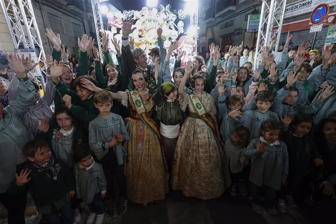 Decenas de personas celebran que Convento Jerusalén ha ganado el primer premio de la sección Especial infantil de las Fallas 2024