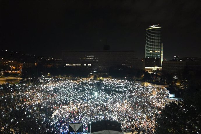 Miles de personas protestas en Bratislava contra el Gobierno de Robert Fico por un proyecto de ley que pone en jaque el estatus de la radiotelevisión pública