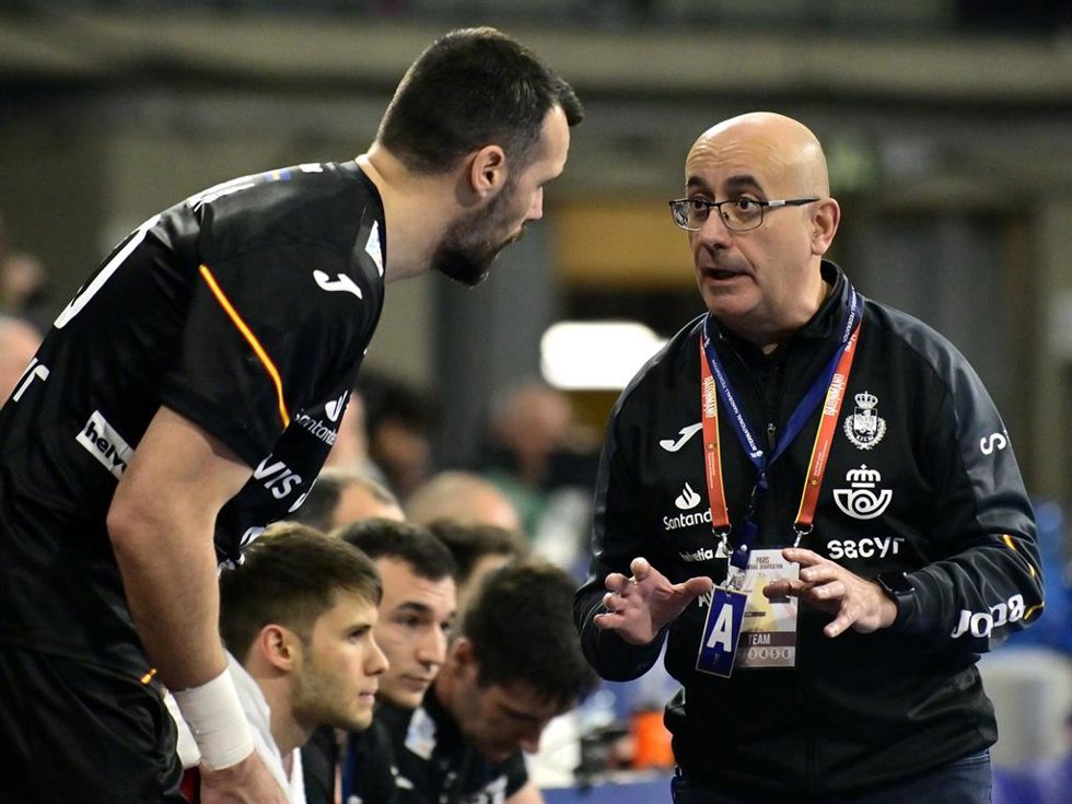 El entrenador de los Hispanos, Jordi Ribera, durante el partido entre España y Eslovenia en el Preolímpico de balonmano de Granollers (Barcelona)