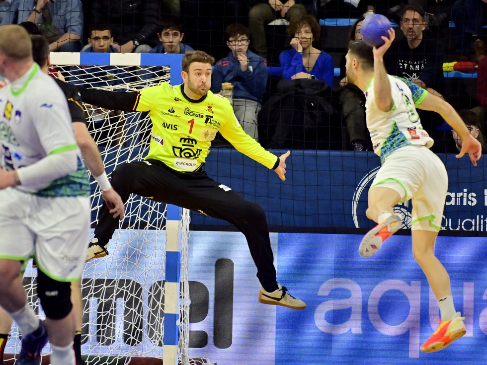 El portero de los Hispanos Gonzalo Pérez de Vargas en el partido entre España y Eslovenia del Preolímpico de balonmano de Granollers (Barcelona)