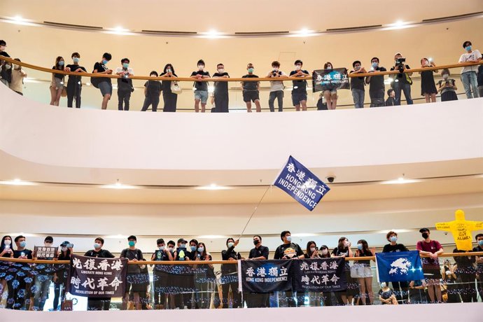 Archivo - 15 June 2020, China, Hong kong: Protesters wave "Hong Kong Independence" flag during a Pro-Democracy protest in a shopping mall in Hong Kong. Photo: Geovien So/SOPA Images via ZUMA Wire/dpa