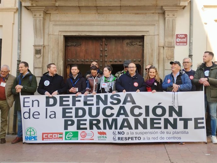 Concentración de los sindicatos a las puertas del Consejo Escolar de Andalucía, en Granada. (Foto de archivo).