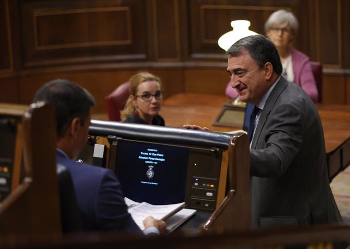 Archivo - El presidente del Gobierno, Pedro Sánchez (i), y el portavoz del PNV en el Congreso, Aitor Esteban, en el Congreso de los Diputados, a 13 de julio de 2022, en Madrid (España). 