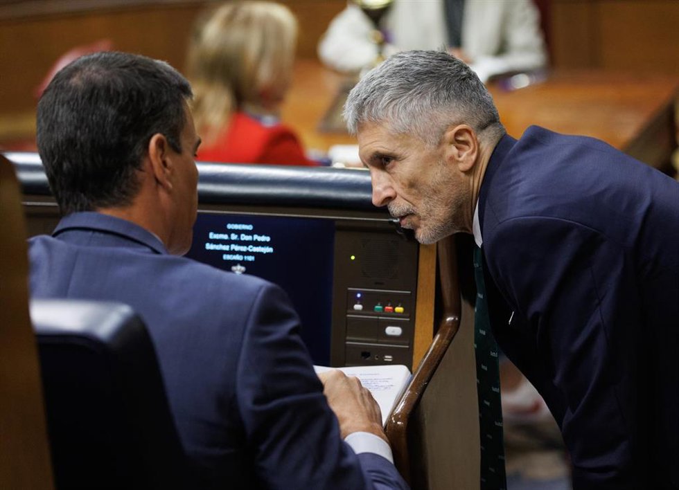 Archivo - El presidente del Gobierno, Pedro Sánchez, y el ministro de Interior, Fernando Grande-Marlaska, en un Pleno del Congreso en abril de 2023.