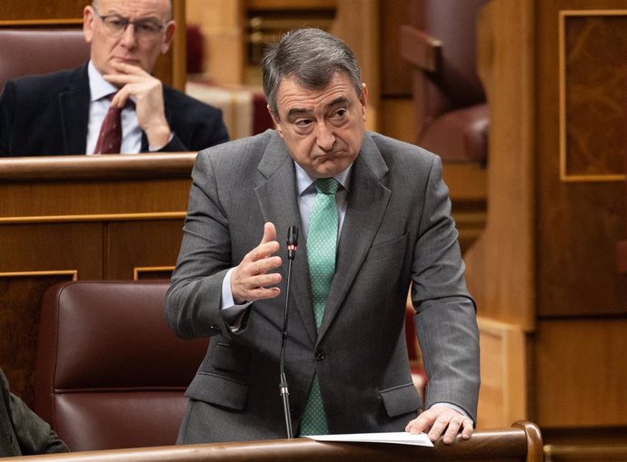 El portavoz del PNV, Aitor Esteban, interviene durante una sesión de control al Gobierno, en el Congreso de los Diputados, a 28 de febrero de 2024, en Madrid (España). 