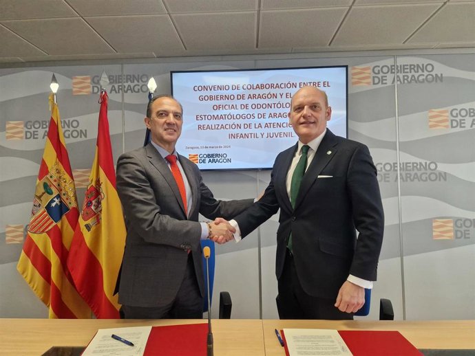 El consejero de Sanidad del Gobierno de Aragón, José Luis Bancalero Flores, y el presidente del Colegio Oficial de Odontólogos y Estomatólogos de Aragón, Jaime Alfonso Maza.