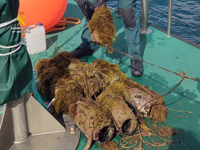 Retiran 65 trampas ilegales de pesca y liberan 40 kilos de pulpos en Santa Pola (Alicante)