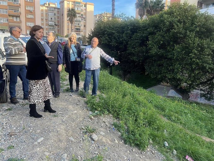 La concejala del PSOE Rosa del Mar Rodríguez en la barriada Jardín de Málaga, en el distrito de Ciudad Jardín