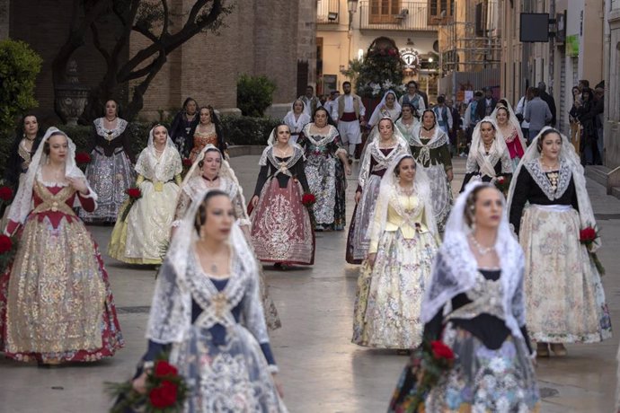 Una fallera en la Ofrenda a la Mare de Déu