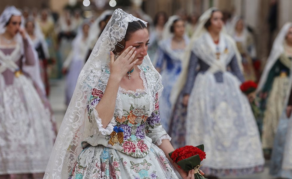 Una fallera en la Ofrenda a la Mare de Déu