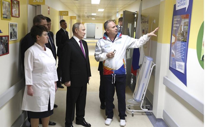 Archivo - June 1, 2023, Posolsk, Moscow Oblast, Russia: Russian President Vladimir Putin, center, tours the Federal Children's Rehabilitation Centre of the Russian Children's Clinical Hospital with Health Minister Mikhail Murashko, center, left, June 1, 2