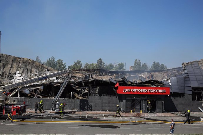 Archivo - Bombers d'Ucrana davant d'un supermercat destrut per un atac de l'exrcit de Rússia contra la ciutat d'Odessa (arxiu)