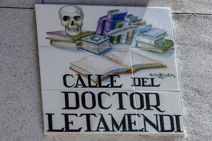 Archivo - Placa en azulejo de la calle dedicada al doctor José de Letamendi, el distrito Centro