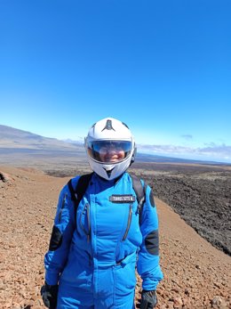 La astronauta análoga cordobesa Mariló Torres en su misión en la ladera de un volcán de Hawái.