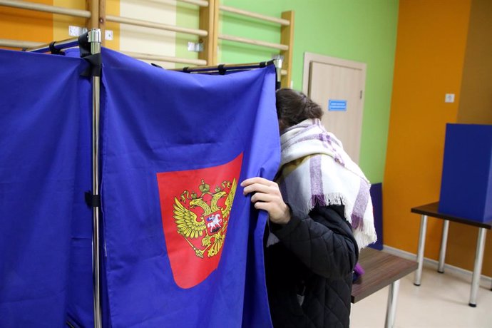 Una ciutadana russa vota a Sant Petersburg durant les eleccions presidencials del 2024