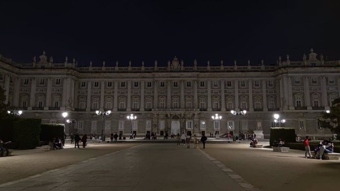 Archivo - El Palacio Real de Madrid con las luces apagadas por 'La Hora del Planeta' de WWF.