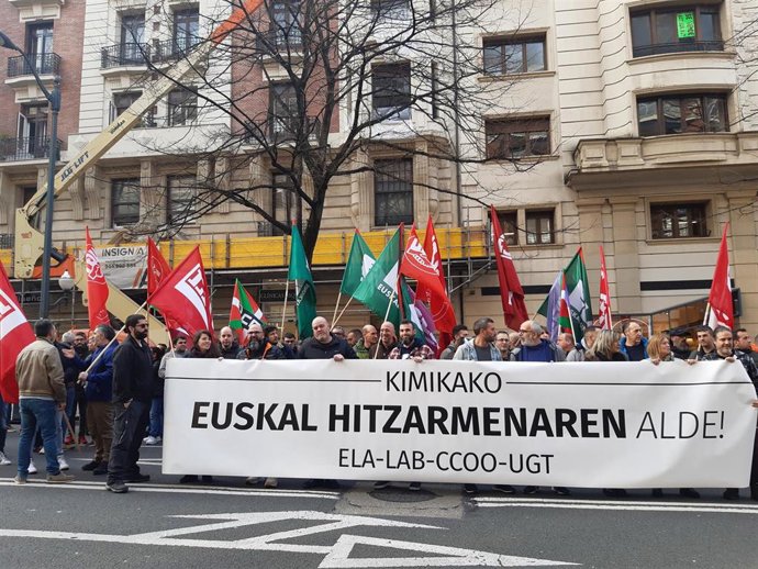 Archivo - Trabajadores del sector de Químicas se concentran en Bilbao para demandar un convenio vasco